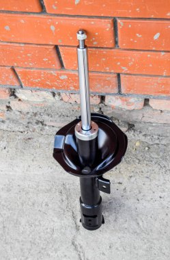 Araba kasası. Bir arabanın ön şok emicisi.