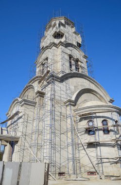 Ortodoks kilisesi inşaatı. Binanın duvarları boyunca iskeleler var.