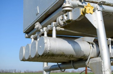 Dozaj ünitesi ve metanollü konteynır. Petrol ve gaz kuyuları için ilave ekipman