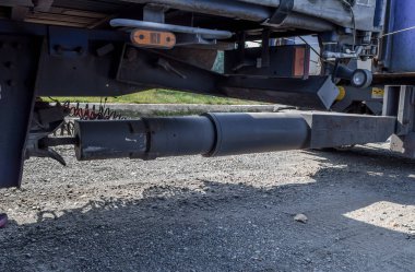 Otostop bir kamyon. Bir römorkotostop çekiyor. Transportat için ekipman