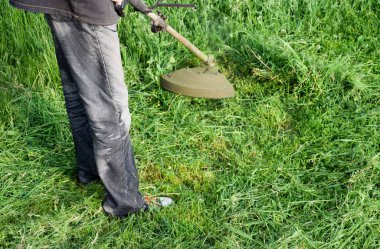 Uygulama & bıyık kesme makineleri. Balık tutma çizgi düzeltici kullanarak yeşil çim biçme