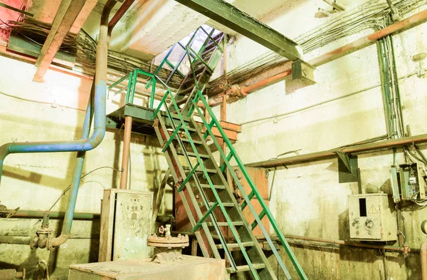 Un tramo de escaleras desde el sótano de la estación de bombeo . —  Fotos de Stock