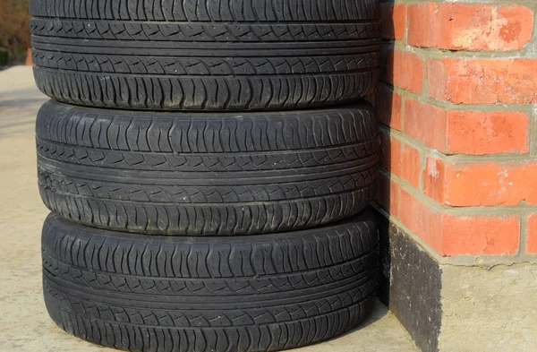 Roda do automóvel. Pneus de borracha. Borracha de verão para o carro. W — Fotografia de Stock