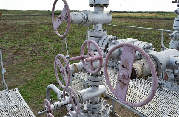 Attrezzature di un pozzo petrolifero — Foto Stock