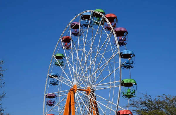 Roda gigante. Roda gigante no parque da cidade. Assentos para passageiros — Fotografia de Stock
