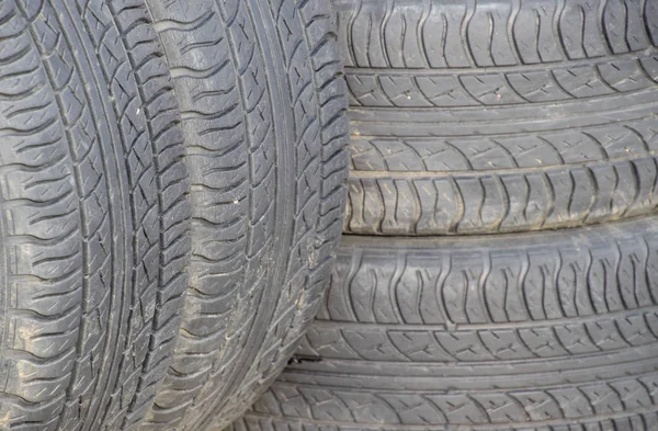 Cuatro ruedas motrices. Neumáticos de goma. Juego de goma de verano para el coche — Foto de Stock
