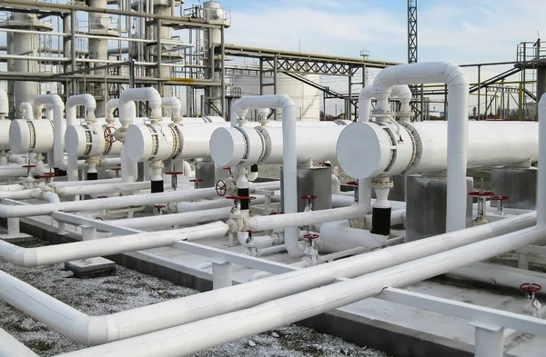 Intercambiadores de calor en refinerías. El equipo para la refinación de petróleo. Intercambiador de calor para líquidos inflamables. La planta para el procesamiento primario de aceite — Foto de Stock