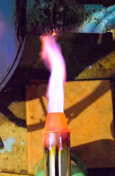 Θέρμανση ενός σωλήνα χάλυβα με ένα καμινέτο. Η φλόγα ενός καμινέτου — Φωτογραφία Αρχείου