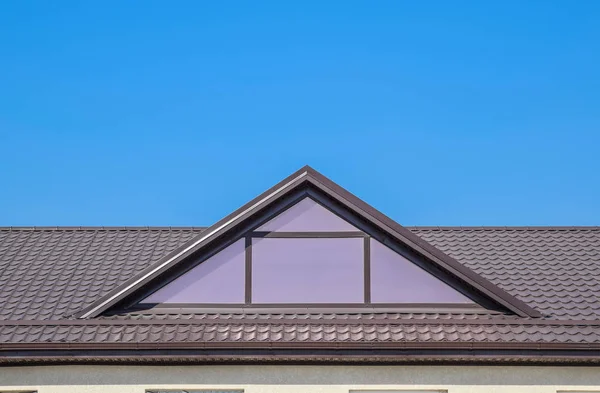 Haus mit Kunststofffenstern und braunem Dach aus Wellblech — Stockfoto