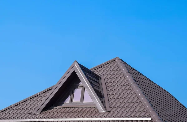 Ház műanyag ablakok és a barna tető hullámlemez — Stock Fotó