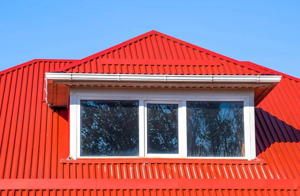 Maison avec fenêtres en plastique et un toit rouge en tôle ondulée — Photo