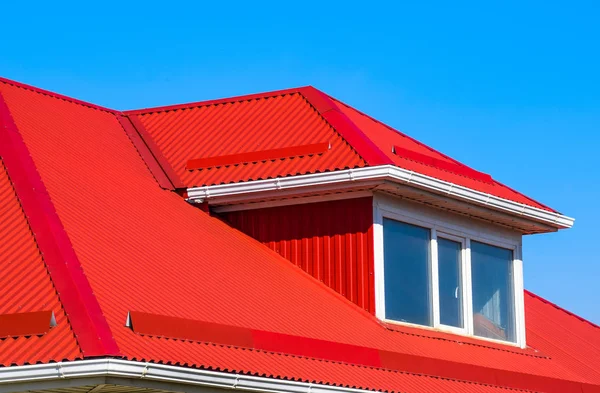 Σπίτι με πλαστικά παράθυρα και μια κόκκινη στέγη από κυματοειδές φύλλο — Φωτογραφία Αρχείου