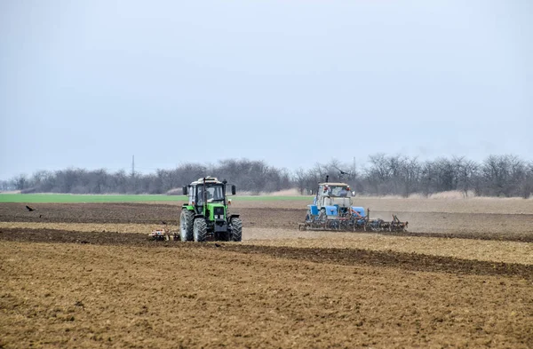 Gür ve Ekim önce toprak sahada gevşetin. Traktör bir alan ile bir pulluk pulluklar.