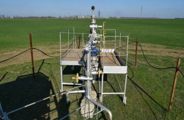 Ekipman ve petrol arama teknolojileri. Petrol kuyusu