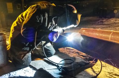 İş güvenliği. Kaynak ve tesisat-in belgili tanımlık boru hattı. Endüstriyel hafta içi kaynakçılar ve tesisatçıları