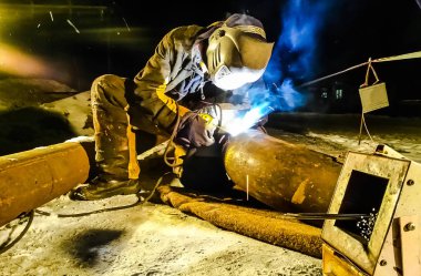 İş güvenliği. Kaynak ve tesisat-in belgili tanımlık boru hattı. Endüstriyel hafta içi kaynakçılar ve tesisatçıları