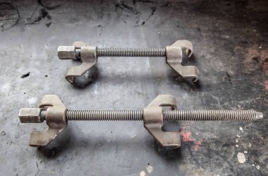 Yaylar için vidalar. Bir aygıt springs sıkılaştırma.