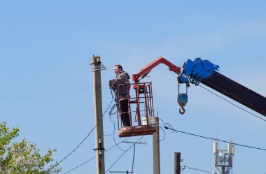 Elektrikçiler elektrik hattını tamir etti. İşçiler çilingir elektrikçisi.