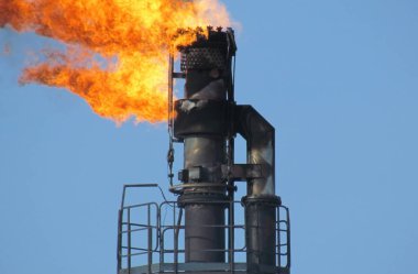 Bir petrol sahasını sistemde meşale