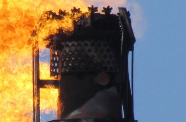 Bir petrol sahasını sistemde meşale