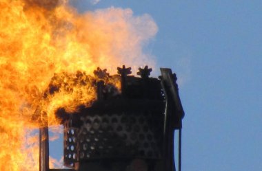 Bir petrol sahasını sistemde meşale