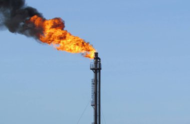 Bir petrol sahasını sistemde meşale