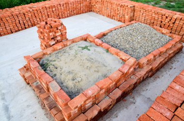 Kırmızı tuğlalı ev temeli üzerine düzgünce katlanmış. Ev inşaatı