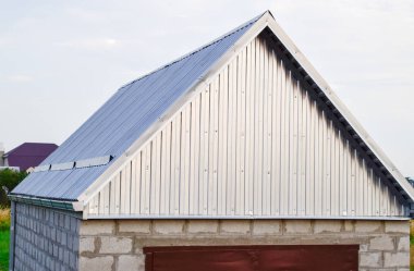 bir arsanın garajda görünümünü