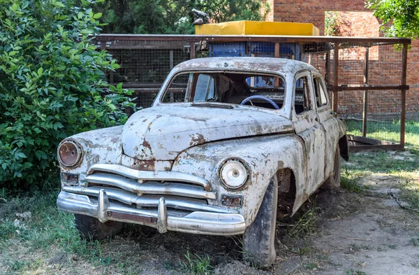 Old rusty Soviet car "Victory". Rare exhibit — Stock Photo, Image