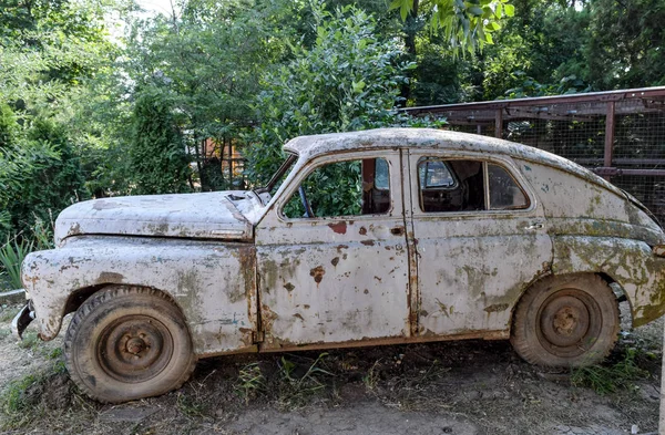 Vieille voiture soviétique rouillée "Victoire". Exposition rare — Photo