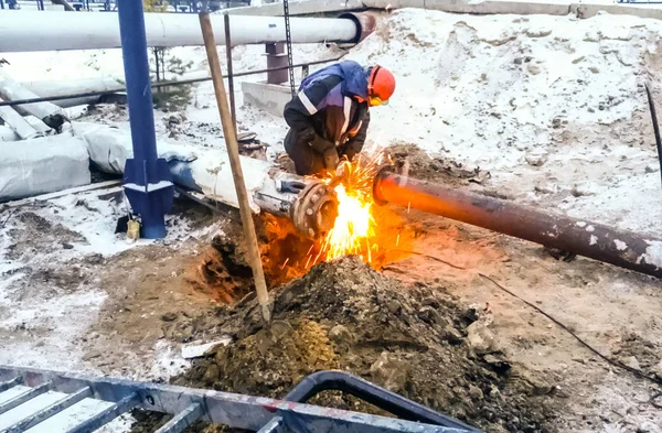 Sicherheit am Arbeitsplatz. Schweißen und Montage der Pipeline. industrielle Werktage Schweißer und Monteure — Stockfoto