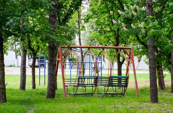 parkta salıncak. Parkta çocuk oyunları için oyun alanı. Salıncak yuvarlak.