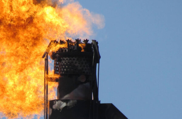 Факельная система на нефтяном месторождении
