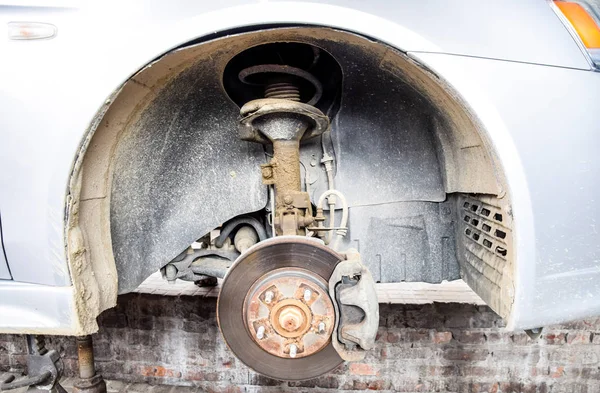 Das Auto ist hundertprozentig reparaturfähig. das Rad wird entfernt. Austausch des Stoßdämpfers — Stockfoto