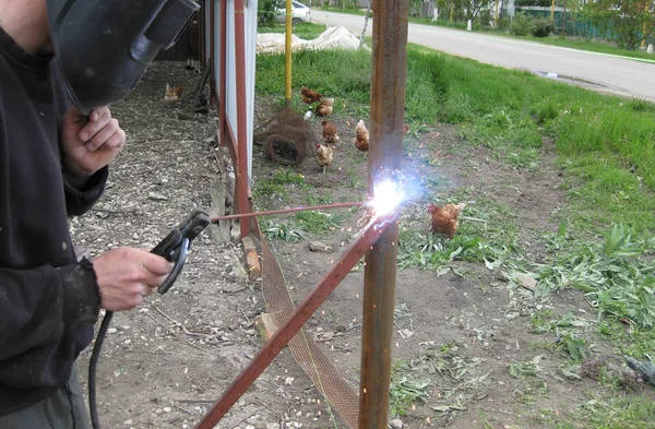 Schweißen von Stahl-Vierkantrohr-Elektroschweißen — Stockfoto