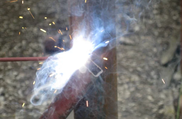 Зварювання сталевих квадратних труб електрозварювання — стокове фото