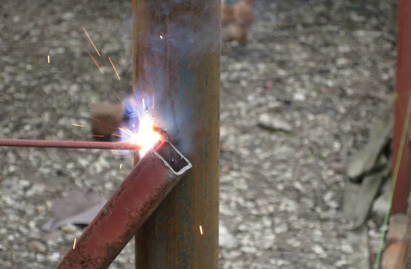 Soldadura de tubería cuadrada de acero soldadura eléctrica — Foto de Stock