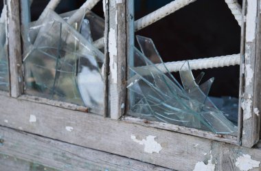 Kırık gözlüklü pencereler