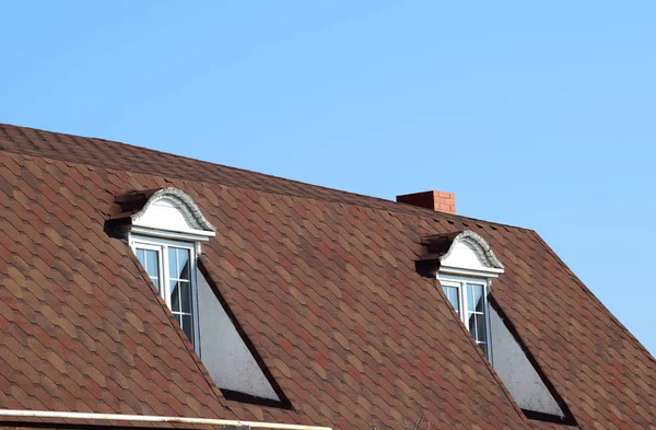 Huis met een dak van metalen platen — Stockfoto