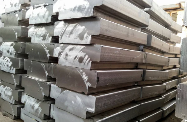Aluminiumblokken. Vervoer van aluminium voor uitvoer — Stockfoto