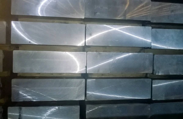 Lingotes de aluminio. Transporte de aluminio para la exportación — Foto de Stock