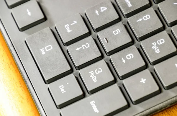 Ordenador de teclado delgado negro. Un dispositivo de entrada periférica — Foto de Stock