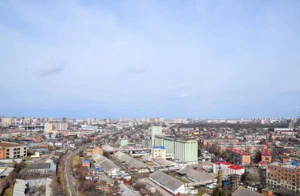 Paisaje urbano. La vista desde las alturas del piso 24. Ciudad de Krasnodar. Vista urbana . —  Fotos de Stock