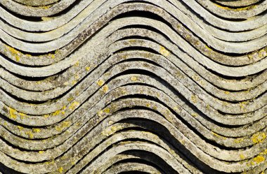 Oluklu kayrak bir yığın olup, yan görünümü arka plan dokusu kayrak yatıyor.