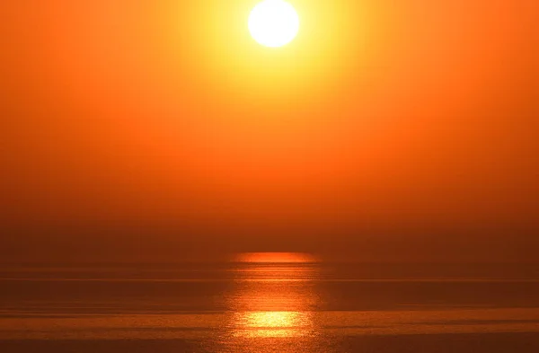 Amanecer sobre el mar. Mar de Azov. Amanecer . — Foto de Stock