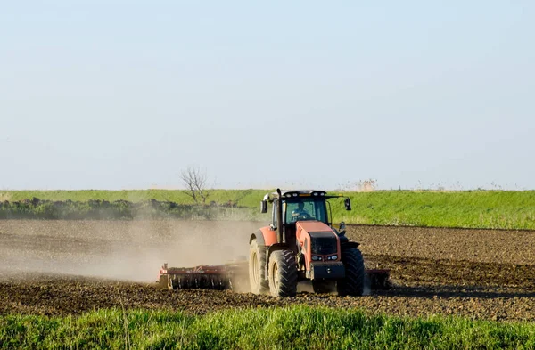 Olyan traktor, amelynek a talaját szántani kell. Talajművelés az Fie — Stock Fotó