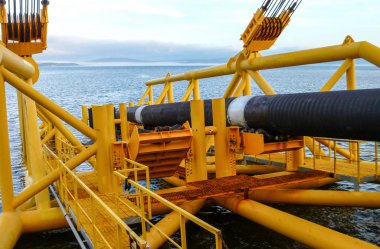 Borular Boru döşeme mavna vinç kıyıya yakın ile döşeme. Boru hattı için bir alt pipelaying mavna ile yorucu kökenli. Sualtı Doğalgaz boru hattı montajı