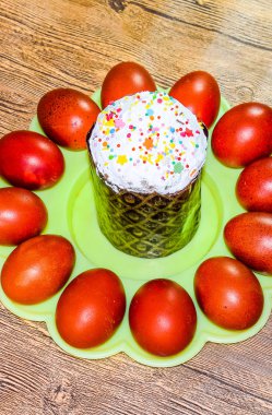 Paskalya kek ve kırmızı boyalı Paskalya yumurtaları. Paskalya tablo için gıda.