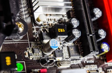 Elektrik bileşenleri olan elektronik bir tahta. Bilgisayar donanımının elektroniği