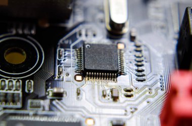 Elektrik bileşenleri olan elektronik bir tahta. Bilgisayar donanımının elektroniği